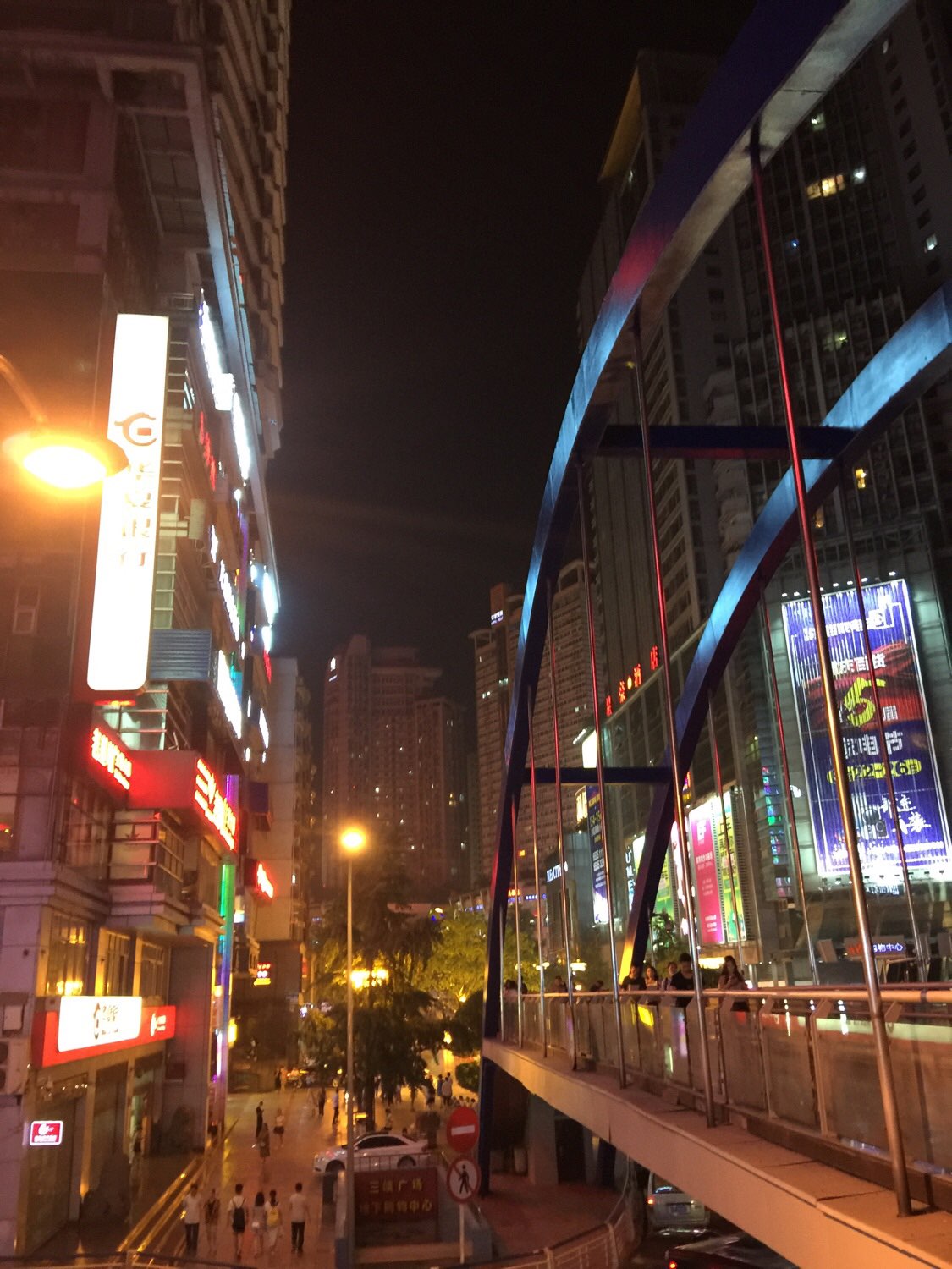 重庆的晚上就是很繁华啊!